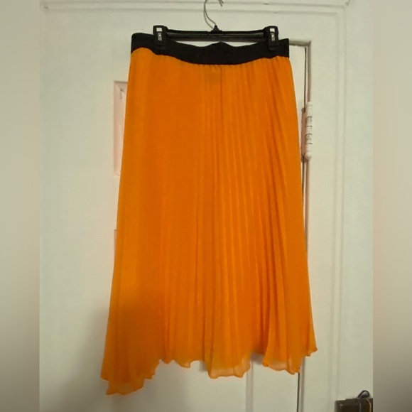 Dkny Dresses & Skirts - Pleated skirt EUC Sz L
